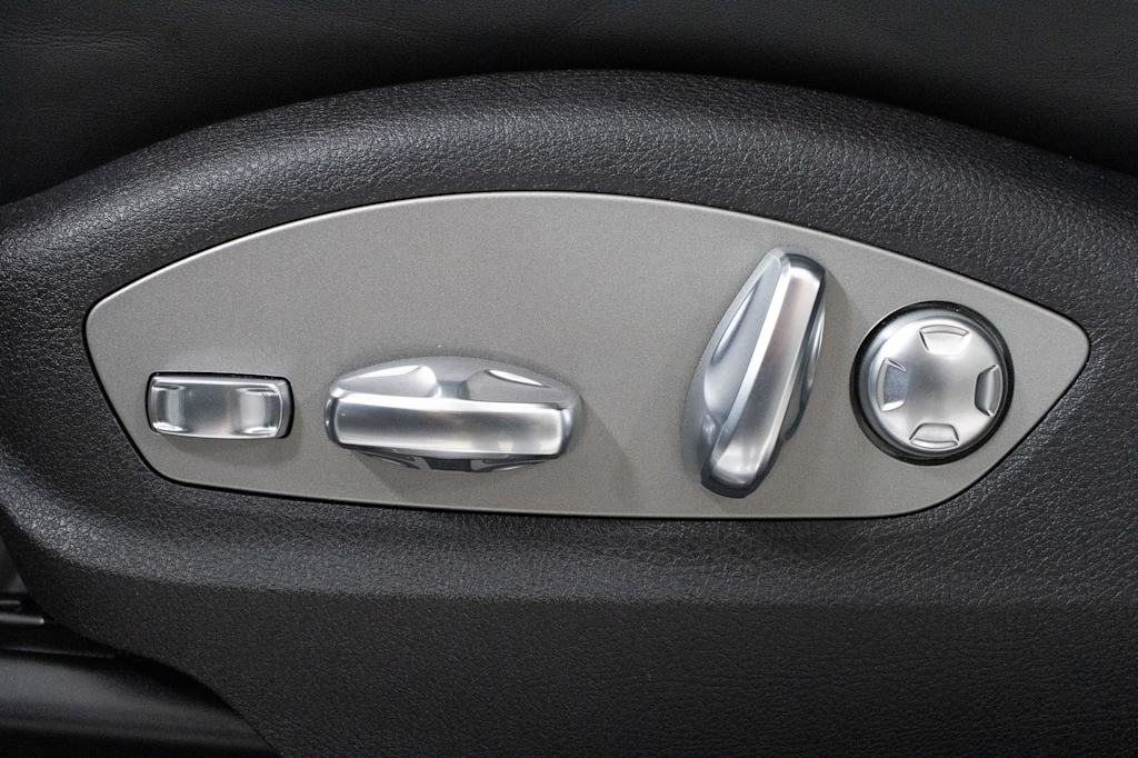 Thumbnail: 2026 Porsche Macan - 26