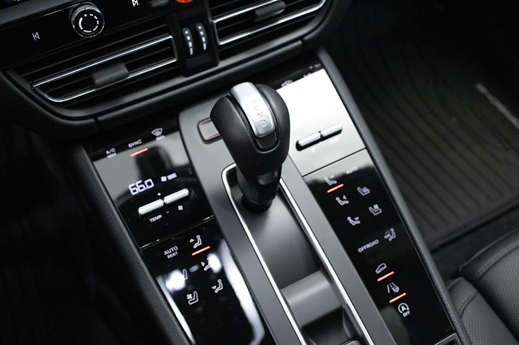 Thumbnail: 2026 Porsche Macan - 14