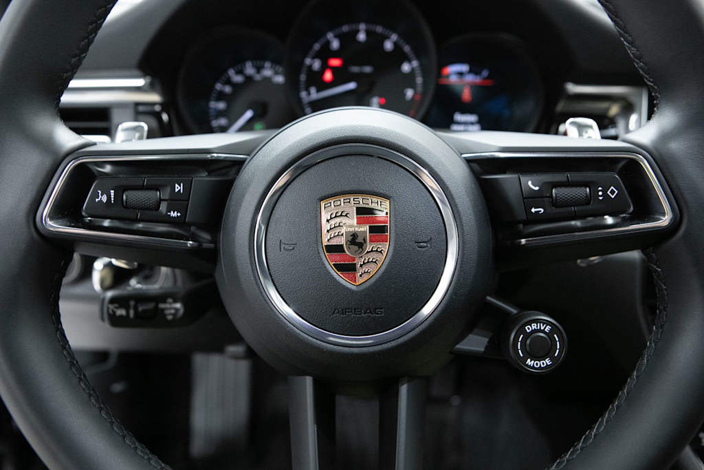 Thumbnail: 2026 Porsche Macan - 20