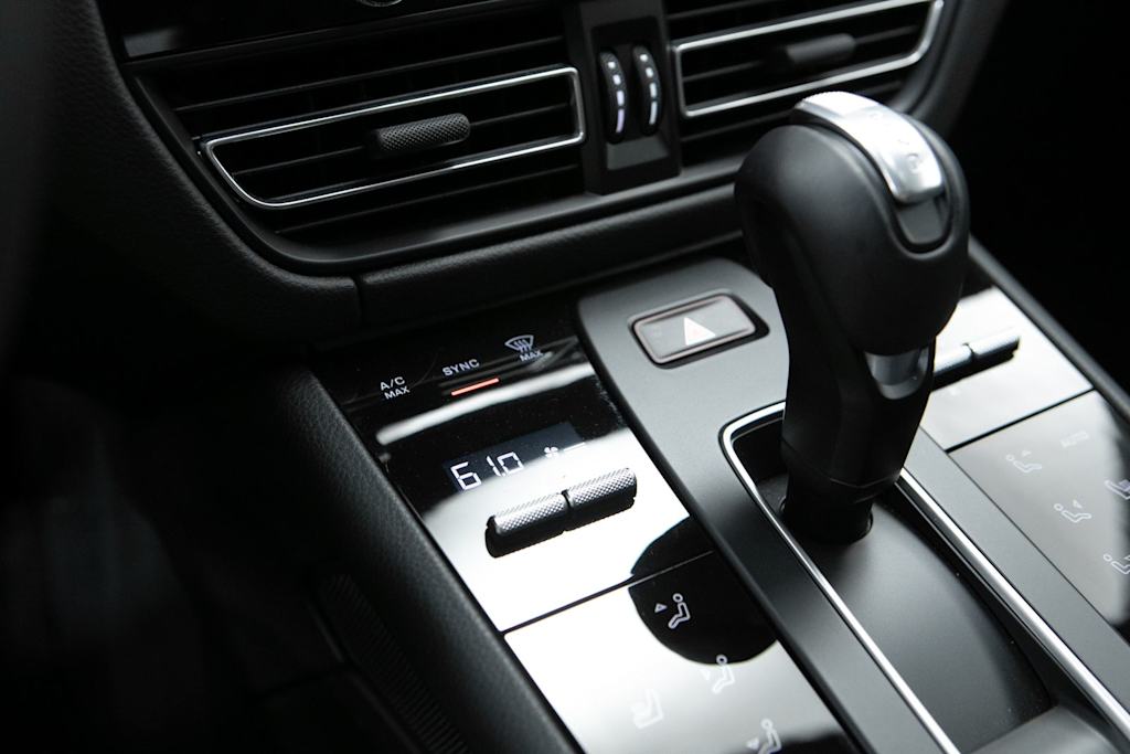 Thumbnail: 2026 Porsche Macan - 32