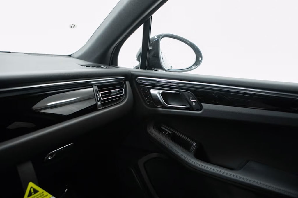 Thumbnail: 2026 Porsche Macan - 32