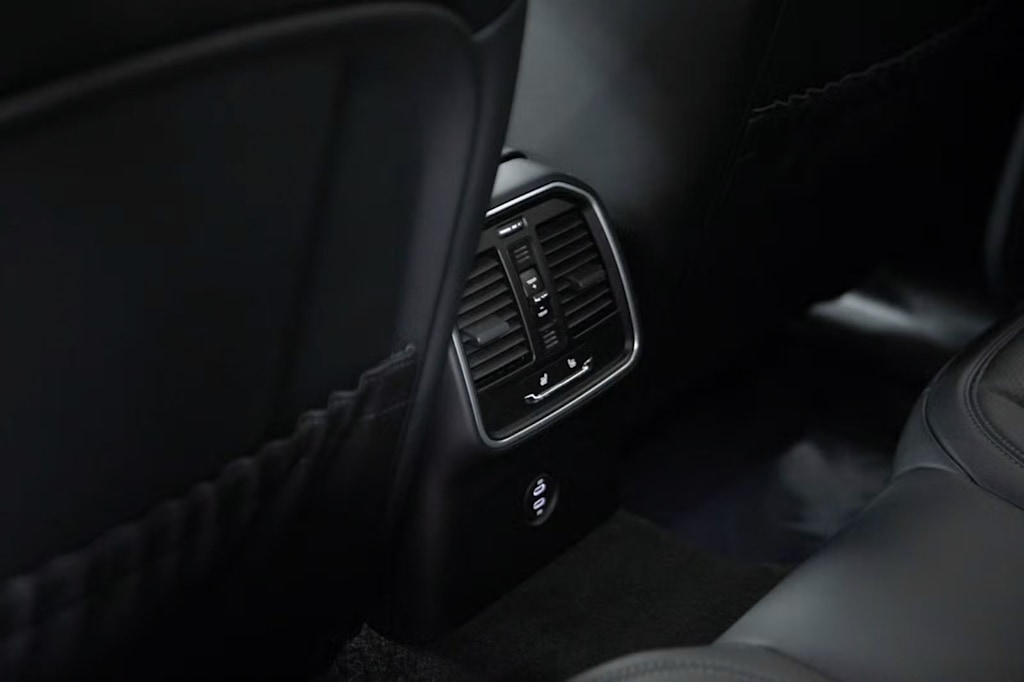 Thumbnail: 2026 Porsche Macan - 36