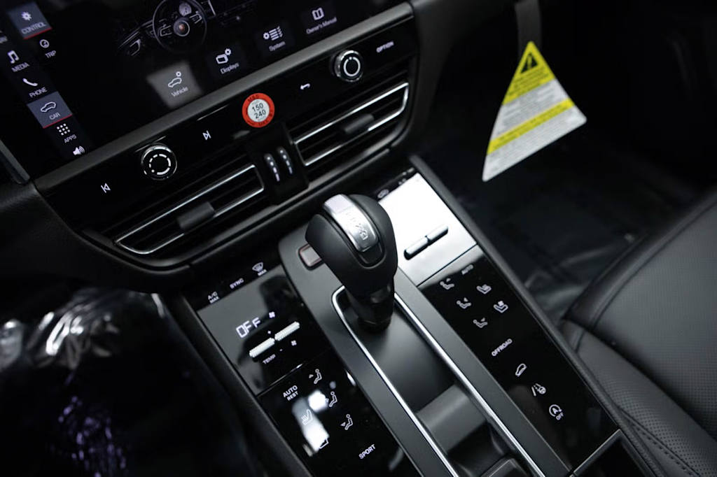 Thumbnail: 2026 Porsche Macan - 30