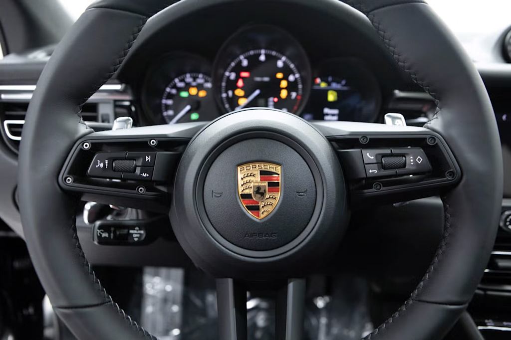 Thumbnail: 2026 Porsche Macan - 11