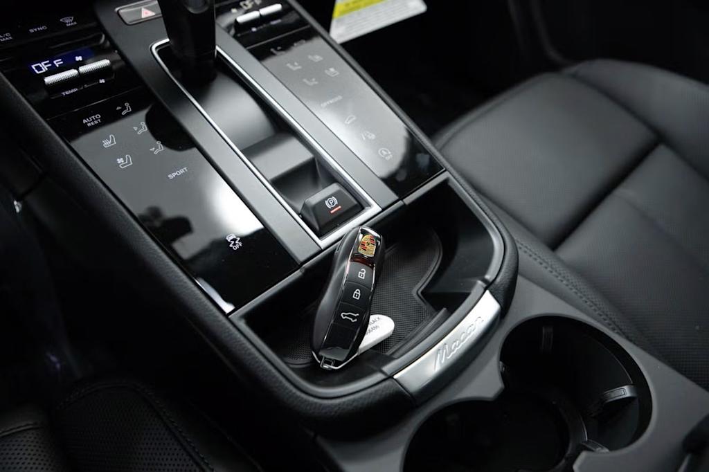Thumbnail: 2026 Porsche Macan - 33