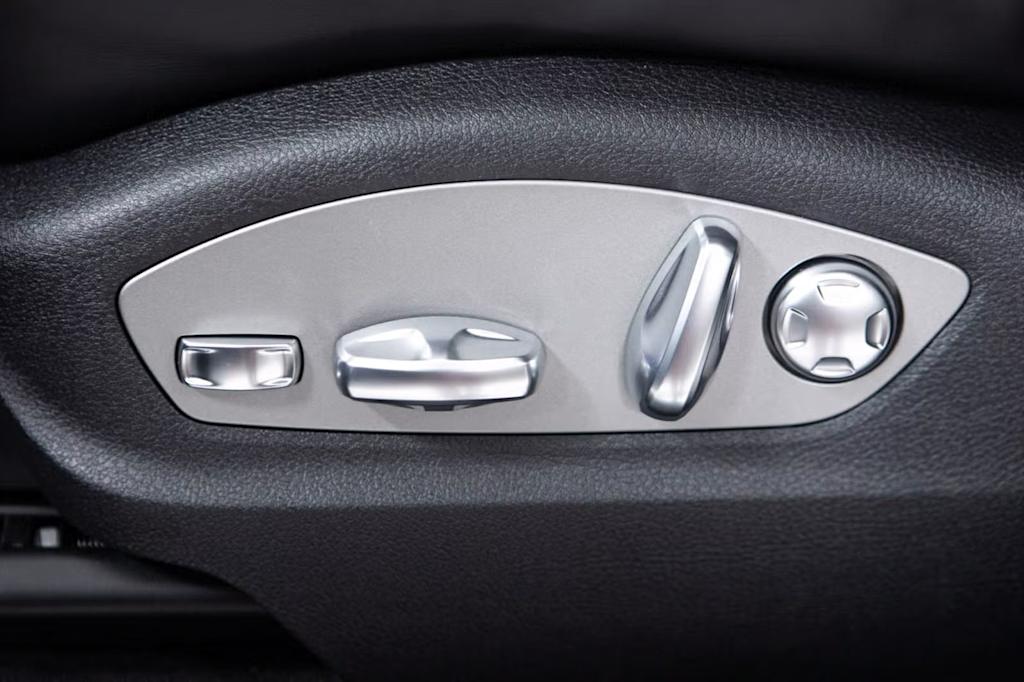 Thumbnail: 2026 Porsche Macan - 26