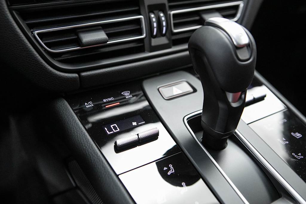 Thumbnail: 2026 Porsche Macan - 30