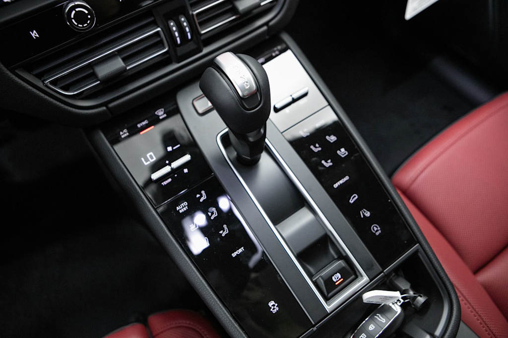 Thumbnail: 2026 Porsche Macan - 11