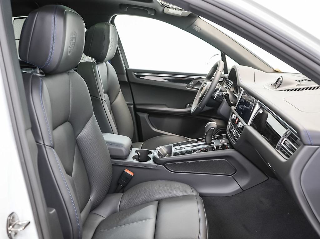 Thumbnail: 2026 Porsche Macan - 11