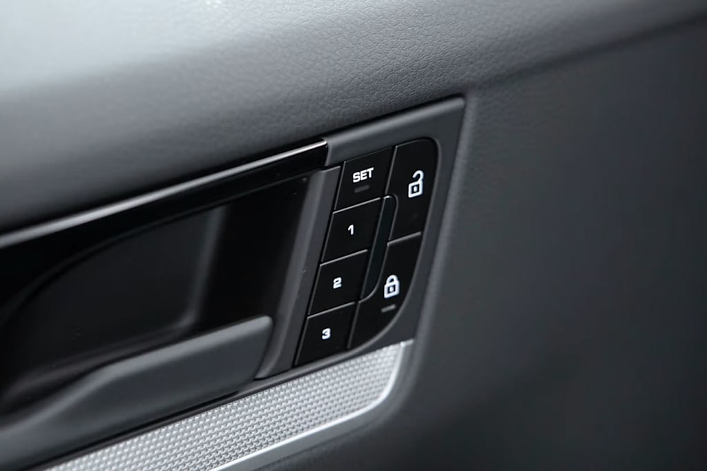Thumbnail: 2026 Porsche Cayenne - 26