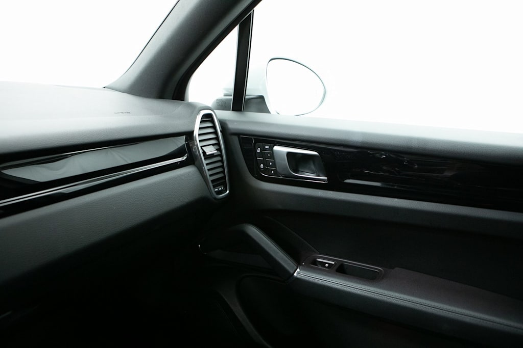 Thumbnail: 2023 Porsche Cayenne - 25