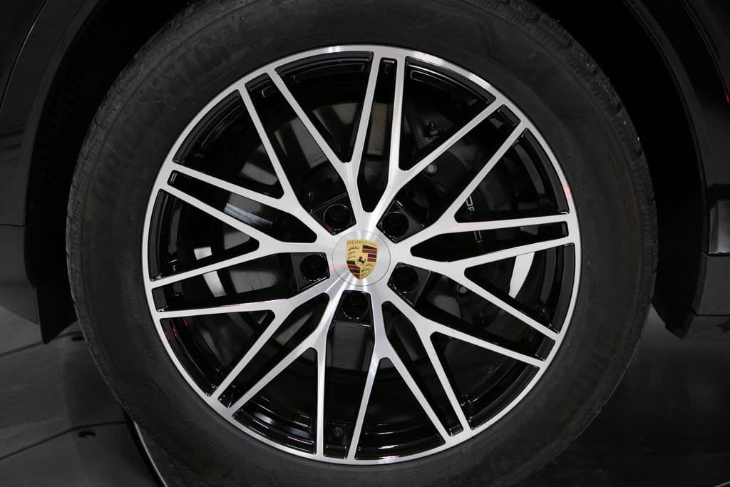2024 Porsche Cayenne Base 8