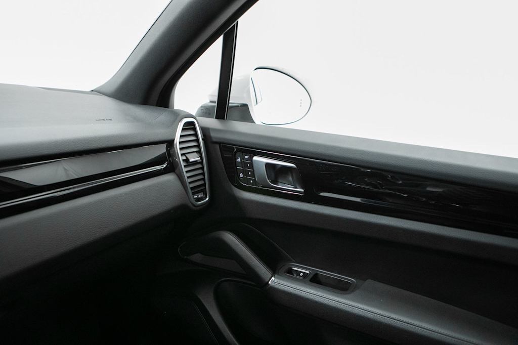 Thumbnail: 2022 Porsche Cayenne - 32