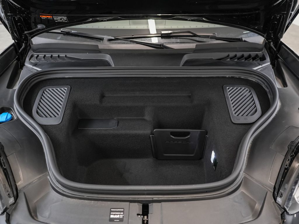 Thumbnail: 2026 Porsche Macan - 34