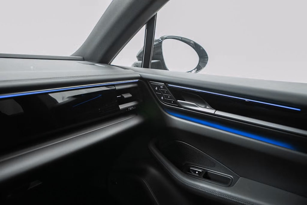 Thumbnail: 2025 Porsche Macan - 33