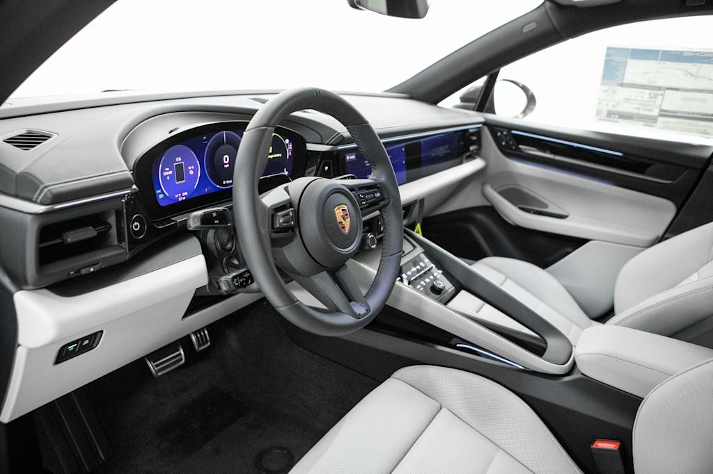 Thumbnail: 2026 Porsche Macan - 2