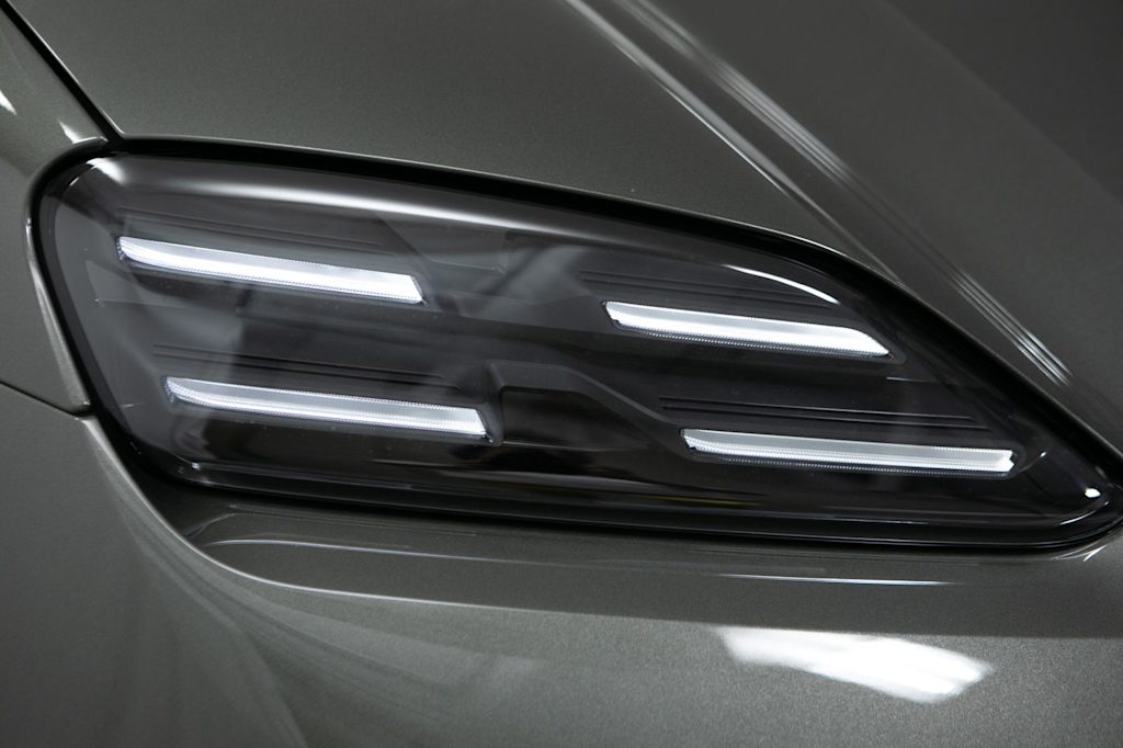 Thumbnail: 2026 Porsche Macan - 20