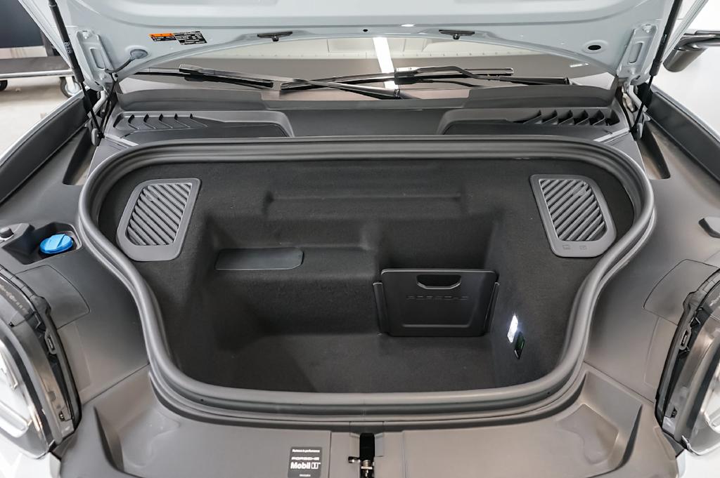 Thumbnail: 2026 Porsche Macan - 32