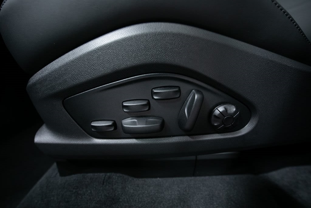 Thumbnail: 2025 Porsche Macan - 29