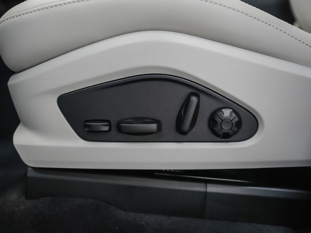 Thumbnail: 2026 Porsche Macan - 27