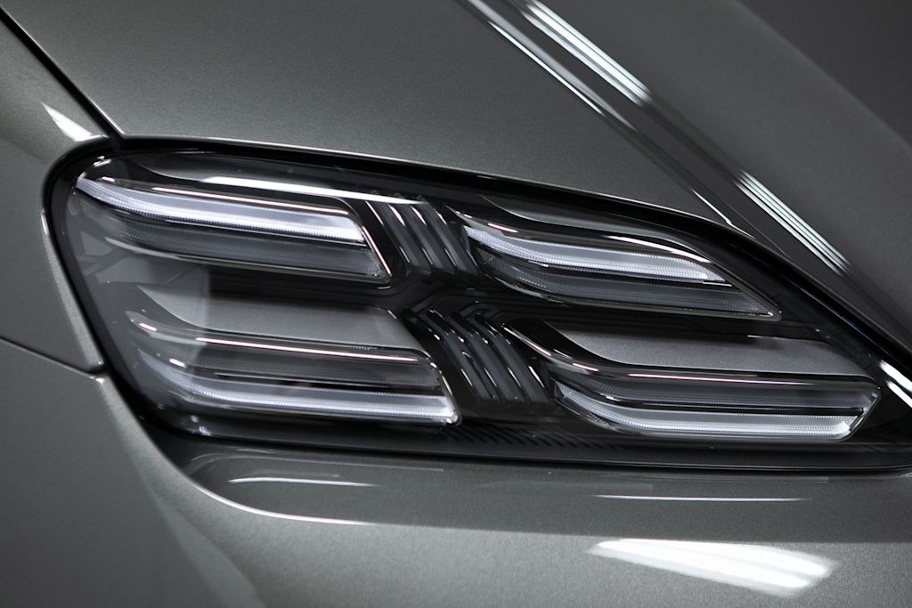 Thumbnail: 2025 Porsche Macan - 34