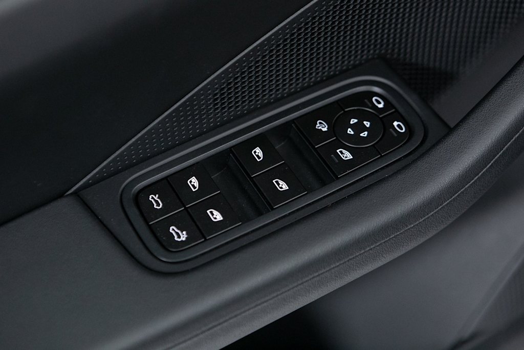 Thumbnail: 2025 Porsche Macan - 22