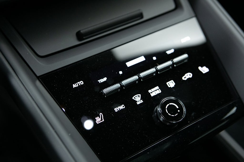 Thumbnail: 2025 Porsche Macan - 24