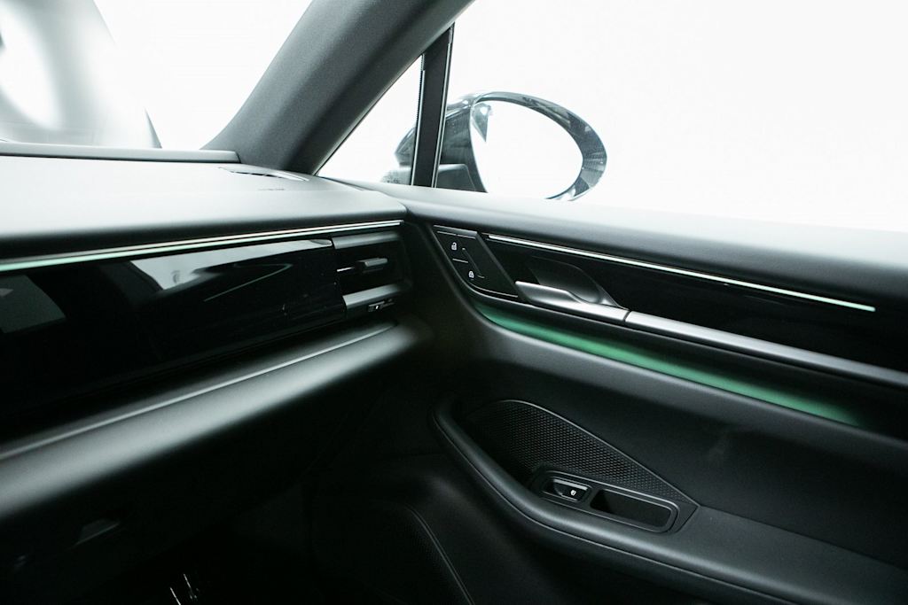 Thumbnail: 2025 Porsche Macan - 26