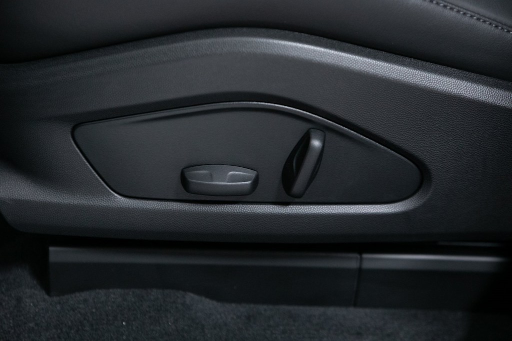 Thumbnail: 2025 Porsche Macan - 21