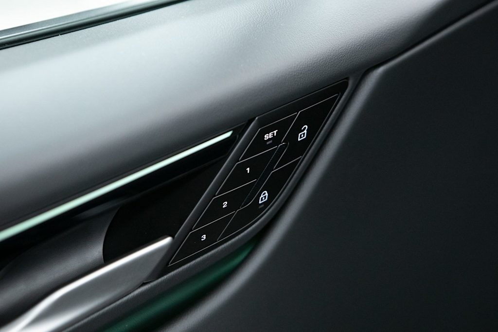 Thumbnail: 2025 Porsche Macan - 23