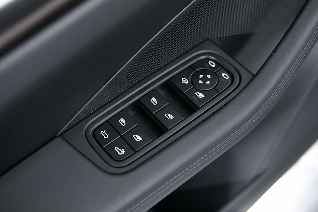 Thumbnail: 2025 Porsche Macan - 23