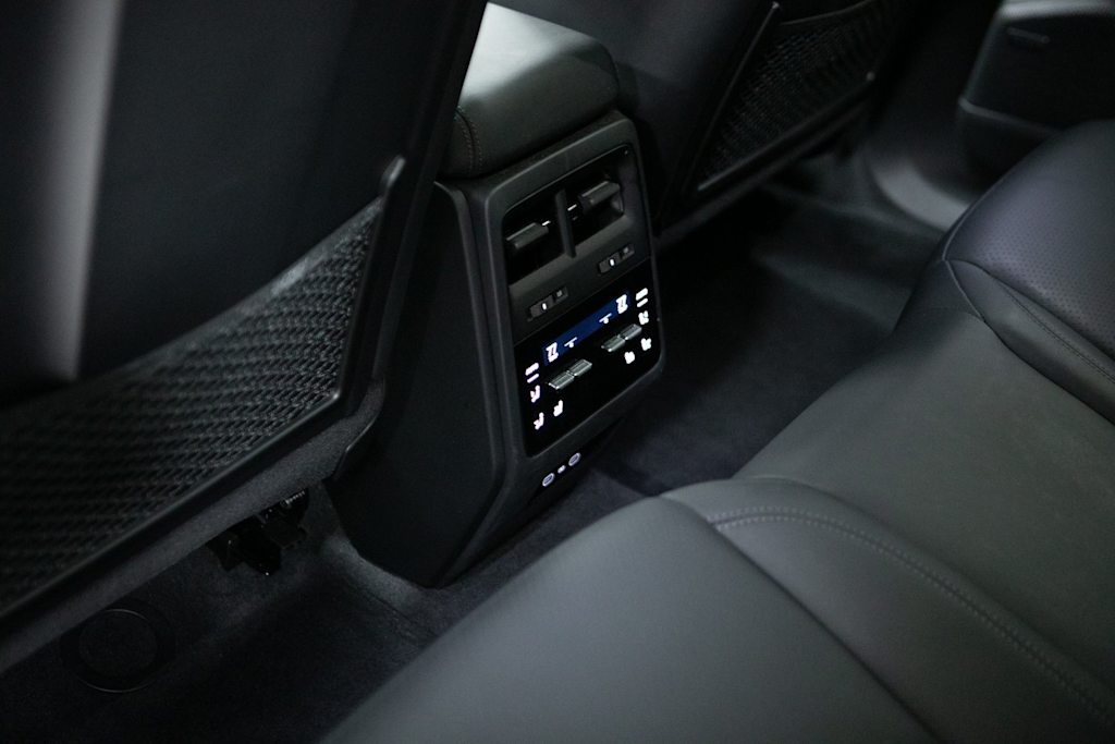 Thumbnail: 2025 Porsche Macan - 30