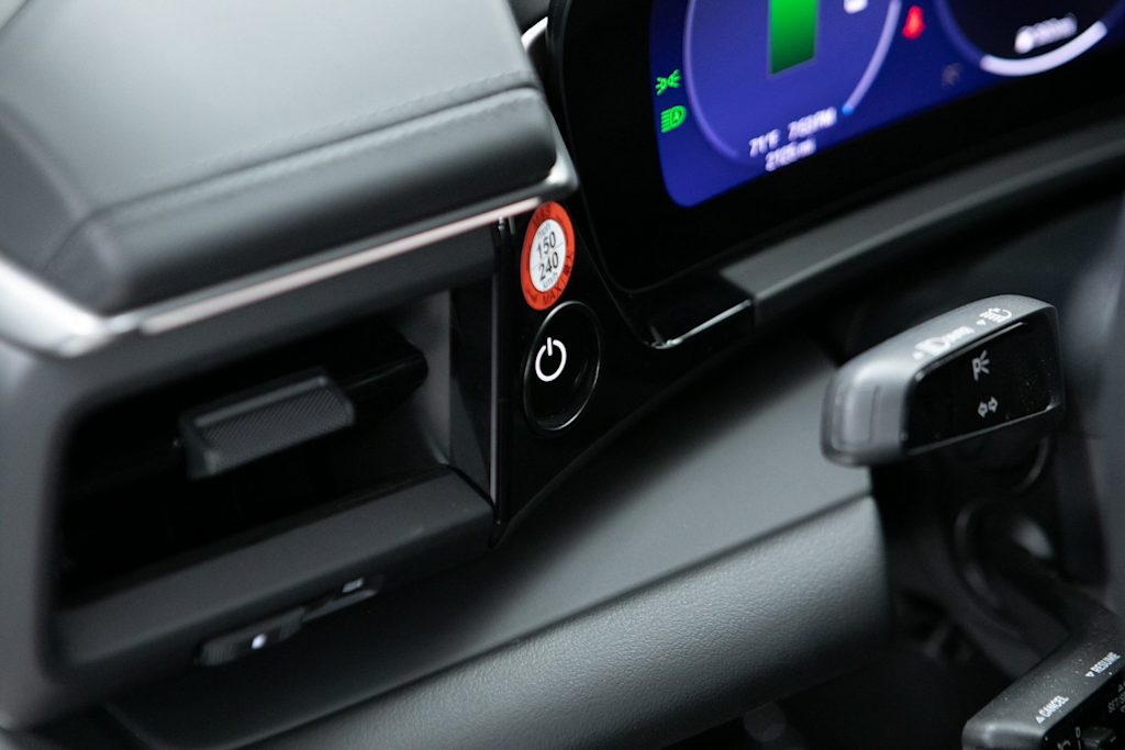 Thumbnail: 2025 Porsche Macan - 25