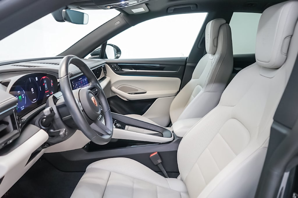 Thumbnail: 2026 Porsche Macan - 28