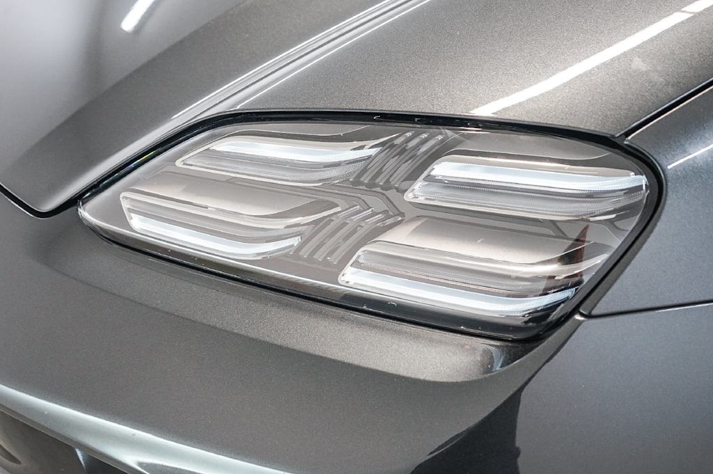 Thumbnail: 2026 Porsche Macan - 24
