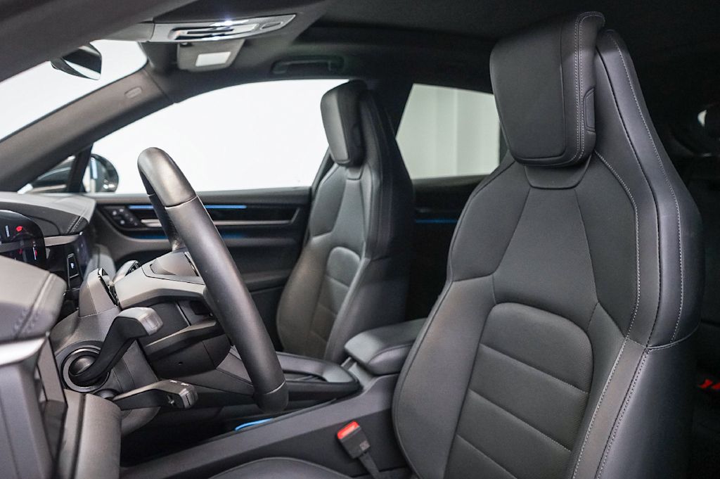Thumbnail: 2026 Porsche Macan - 27