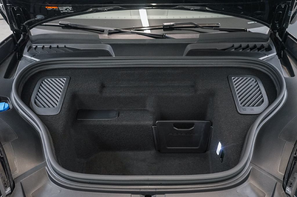 Thumbnail: 2026 Porsche Macan - 32