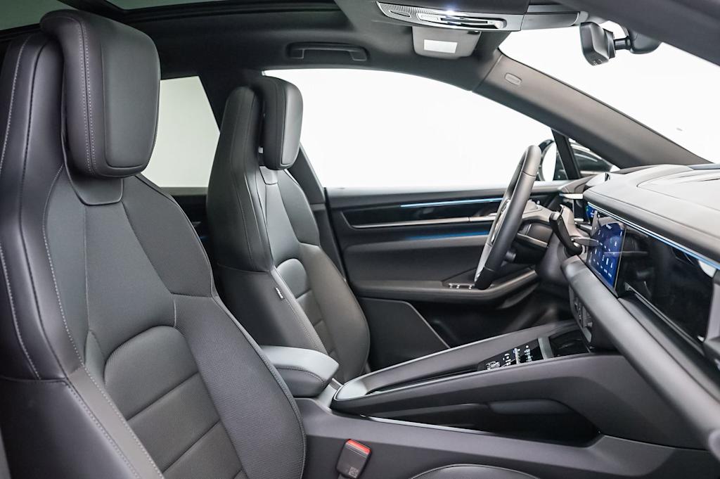 Thumbnail: 2026 Porsche Macan - 10