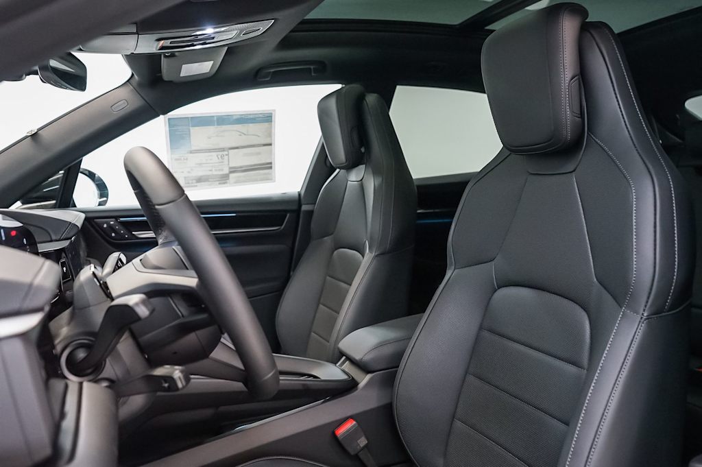 Thumbnail: 2026 Porsche Macan - 9