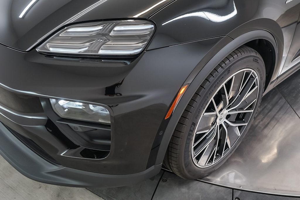 Thumbnail: 2026 Porsche Macan - 25