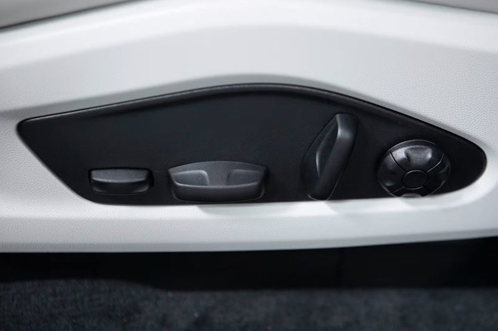 Thumbnail: 2026 Porsche Macan - 27
