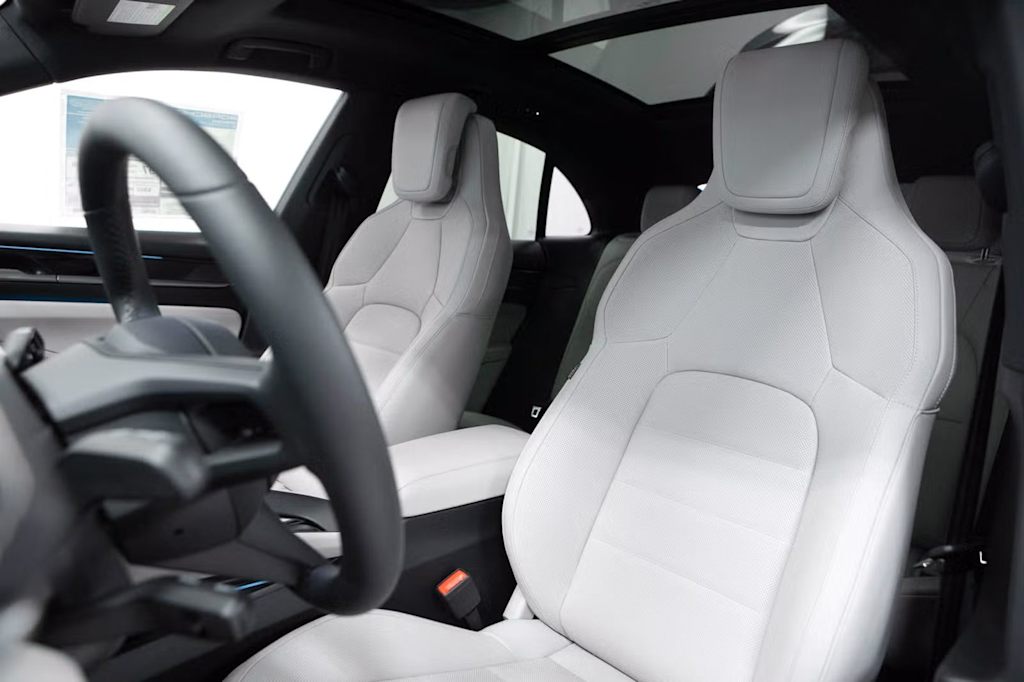 Thumbnail: 2026 Porsche Macan - 10