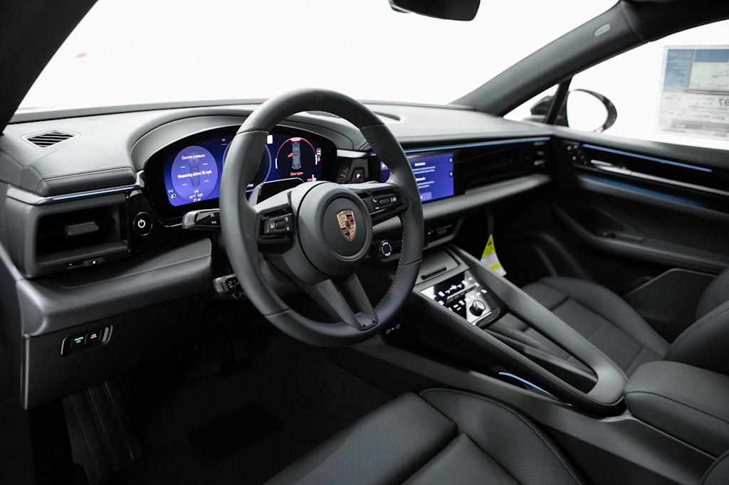 Thumbnail: 2026 Porsche Macan - 2