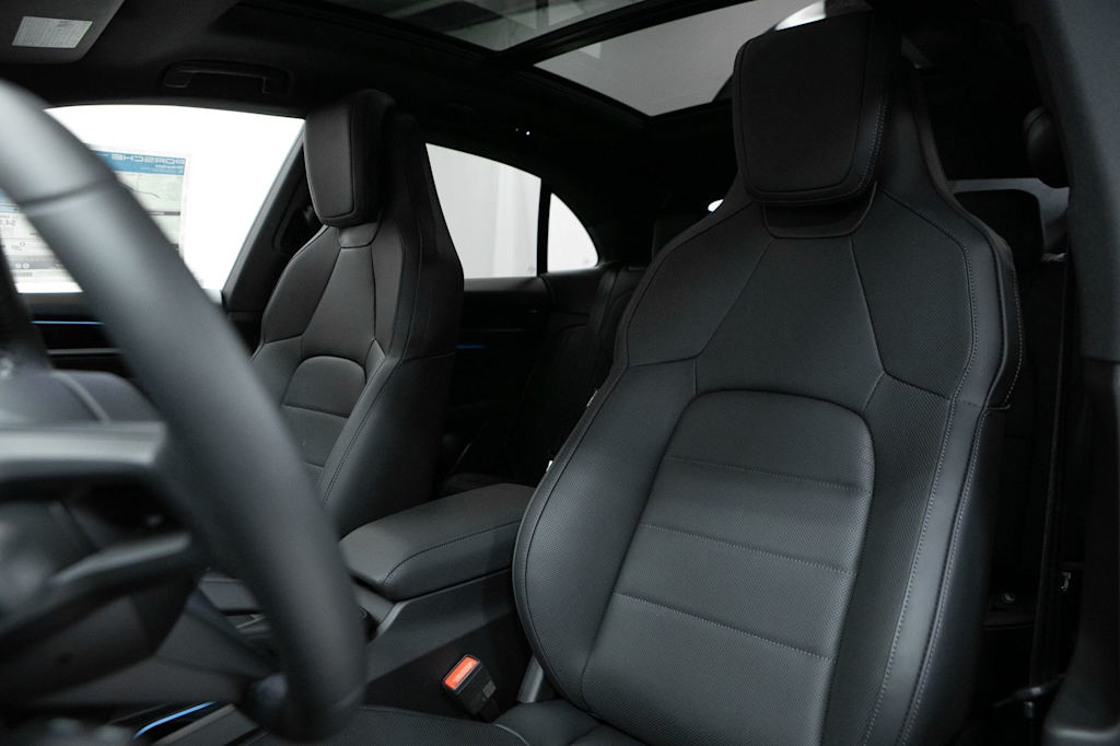 Thumbnail: 2026 Porsche Macan - 10
