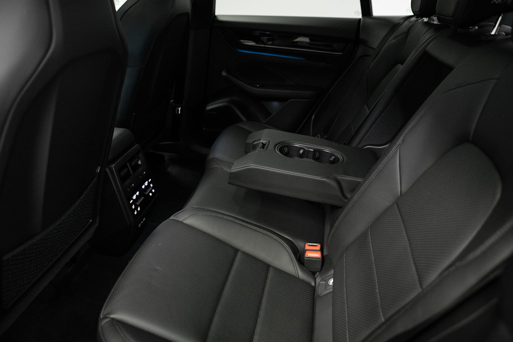 Thumbnail: 2026 Porsche Macan - 32