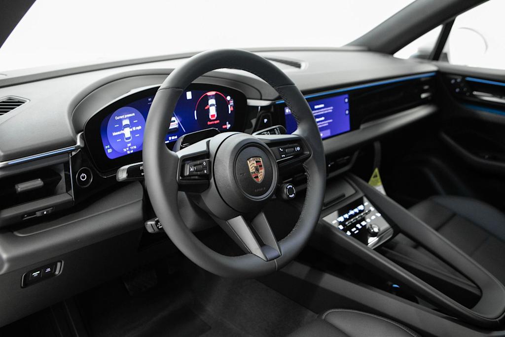 Thumbnail: 2026 Porsche Macan - 2