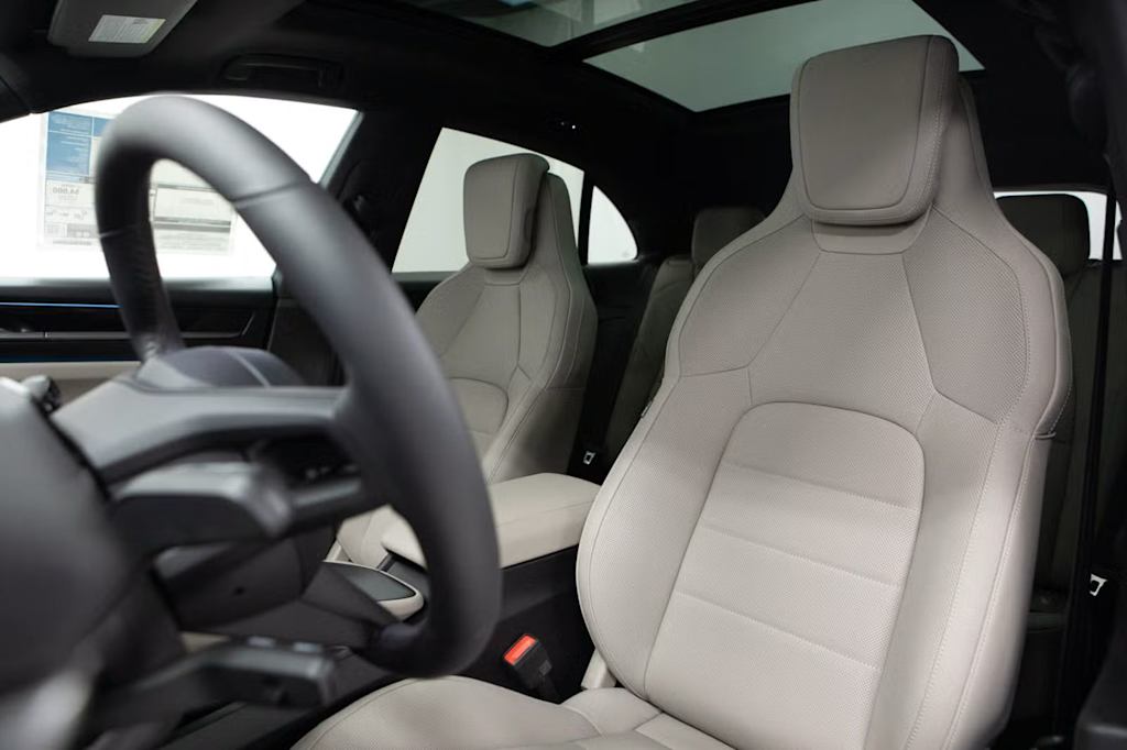 Thumbnail: 2026 Porsche Macan - 10
