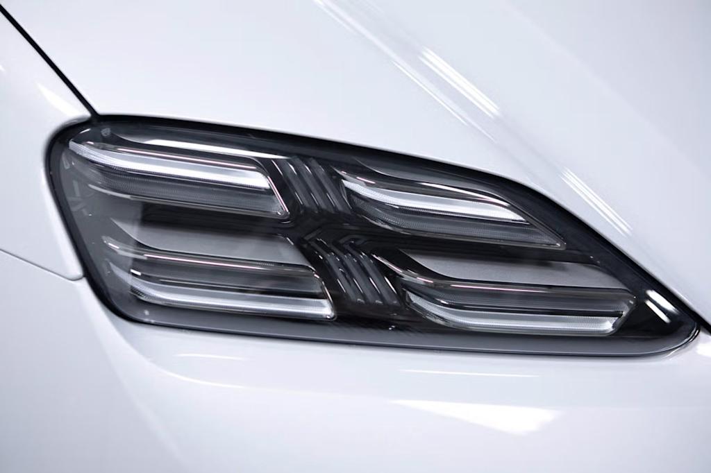 Thumbnail: 2026 Porsche Macan - 20