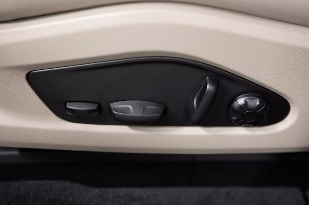 Thumbnail: 2026 Porsche Macan - 26