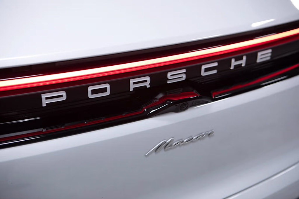 Thumbnail: 2026 Porsche Macan - 23